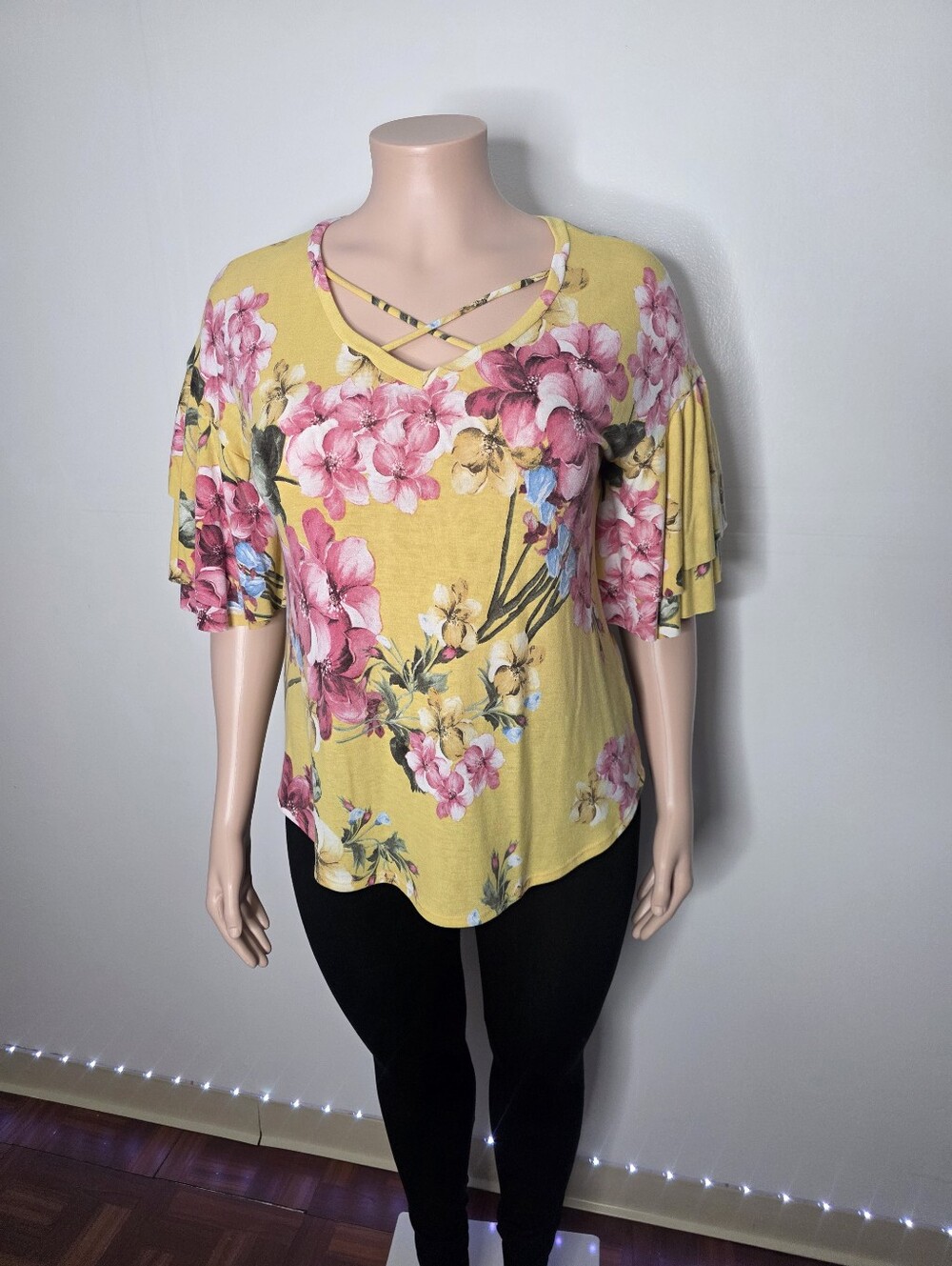 1.4.3. Story by Line Up Yellow Floral Crisscross Short Sleeve Top Size US/L